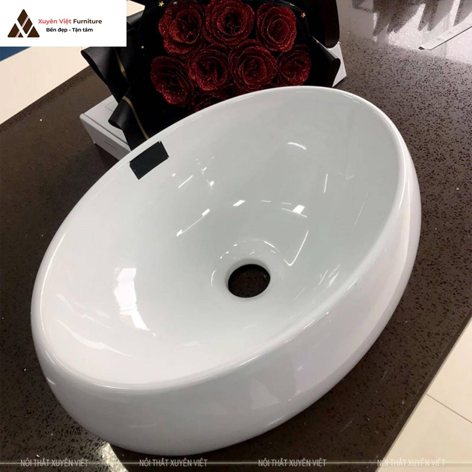 Hình ảnh chiếc chậu rửa lavabo đặt bàn hình elip tông màu trắng XVCE01 bày bán sẵn tại Xuyên Việt