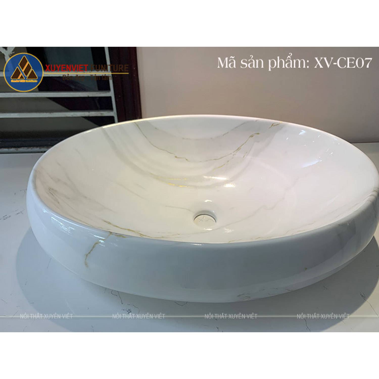 Chậu rửa lavabo đặt bàn hình elip XVCE07 có gam màu trắng khói đầy sang trọng khi đặt trên mặt bàn đá của bộ tủ lavabo