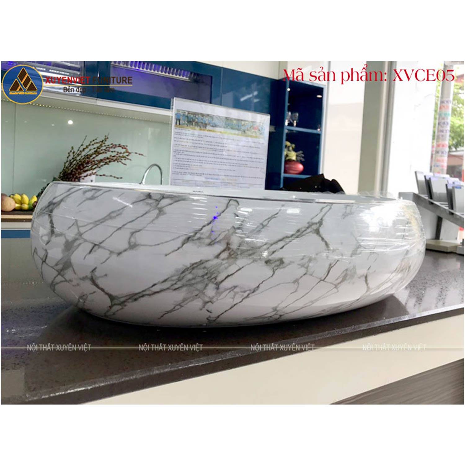 Chậu rửa lavabo đặt dương bàn hình elip XVCE05 với gam màu trắng khói viền đồng đầy sang trọng được bày bán sẵn tại Xuyên Việt