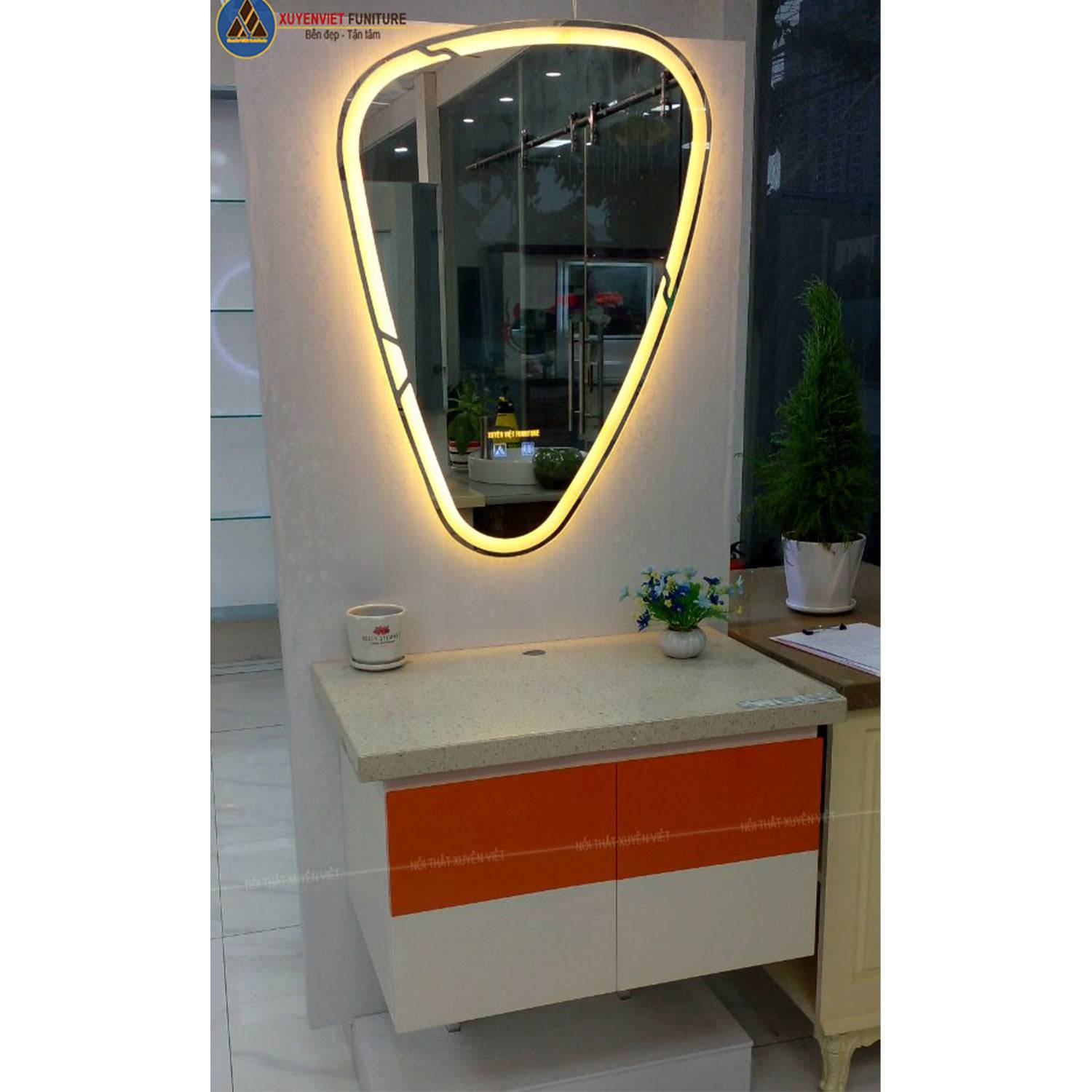 Hình ảnh mẫu gương led cảm ứng K02-6588-SV lắp cùng hệ tủ lavabo tại showroom Xuyên Việt