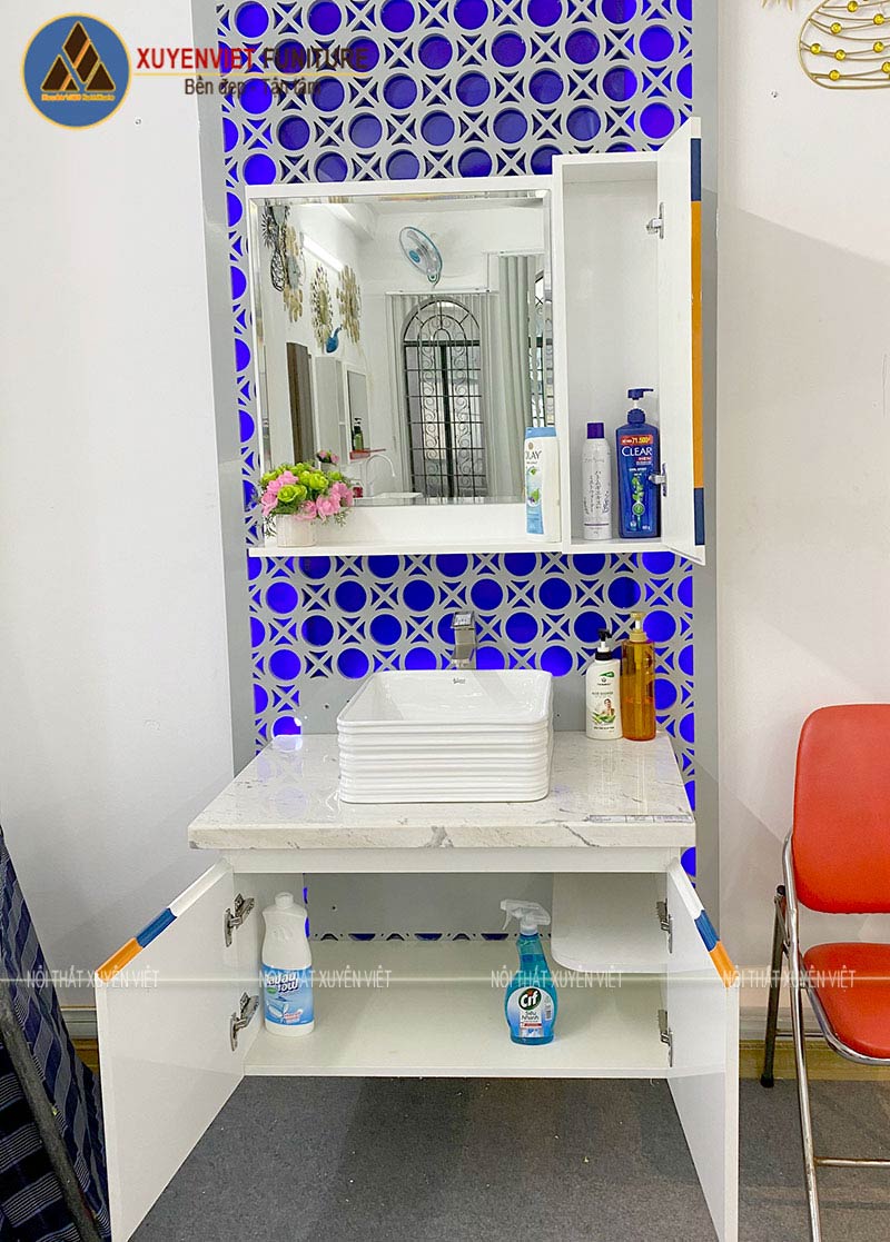 Hình ảnh bộ tủ chậu phòng tắm LBK267S đang được bày bán tại showroom Xuyên Việt
