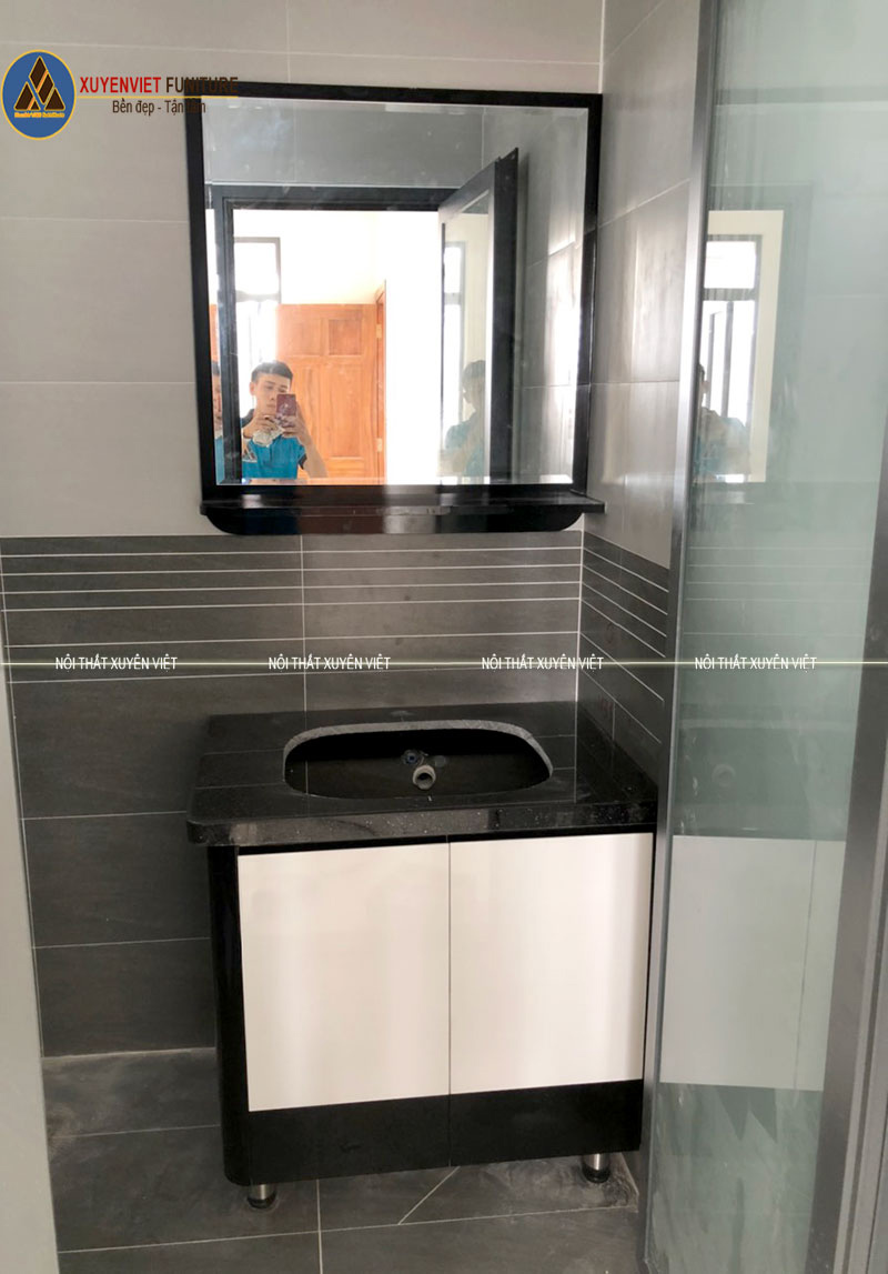 Hình ảnh mẫu tủ lavabo đẹp XVL735 tại Xuyên Việt sau khi lắp đặt xong cho phòng tắm thứ hai nhà anh Sơn