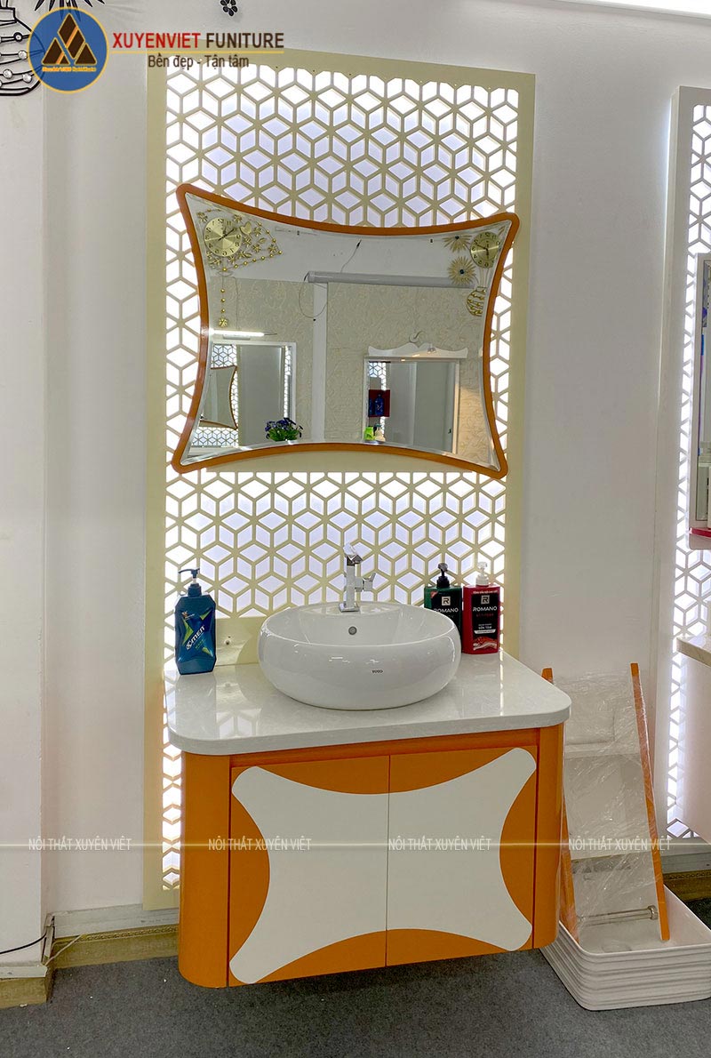 Hình ảnh bộ tủ lavabo đẹp với tông cam nổi bật hiện đang được bày bán sẵn tại showroom Xuyên Việt