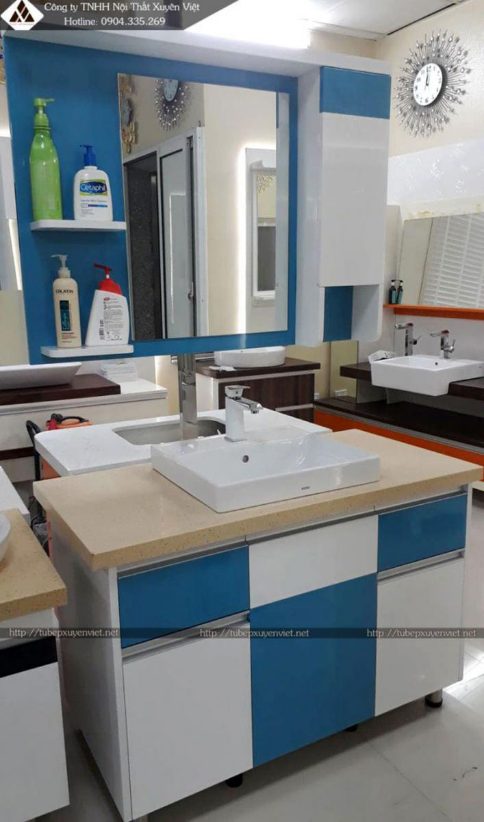 Hình ảnh mẫu tủ lavabo nhựa nhà tắm LBK106 tông xanh dương bày bán sẵn tại showroom Xuyên Việt