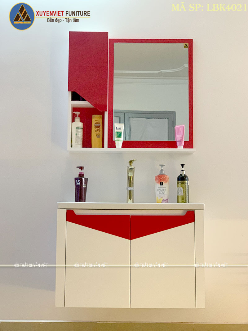 Hình ảnh bộ tủ lavabo tông đỏ kèm chậu rửa liền bàn LBK4021 đang được bày bán sẵn tại showroom Xuyên Việt