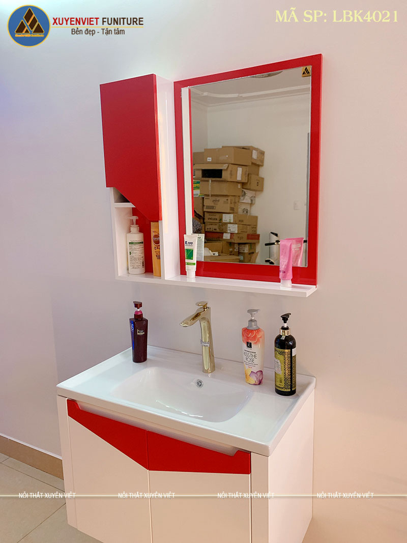 Hình ảnh chiếc khung gương có tủ để đồ trong bộ tủ lavabo LBK4021