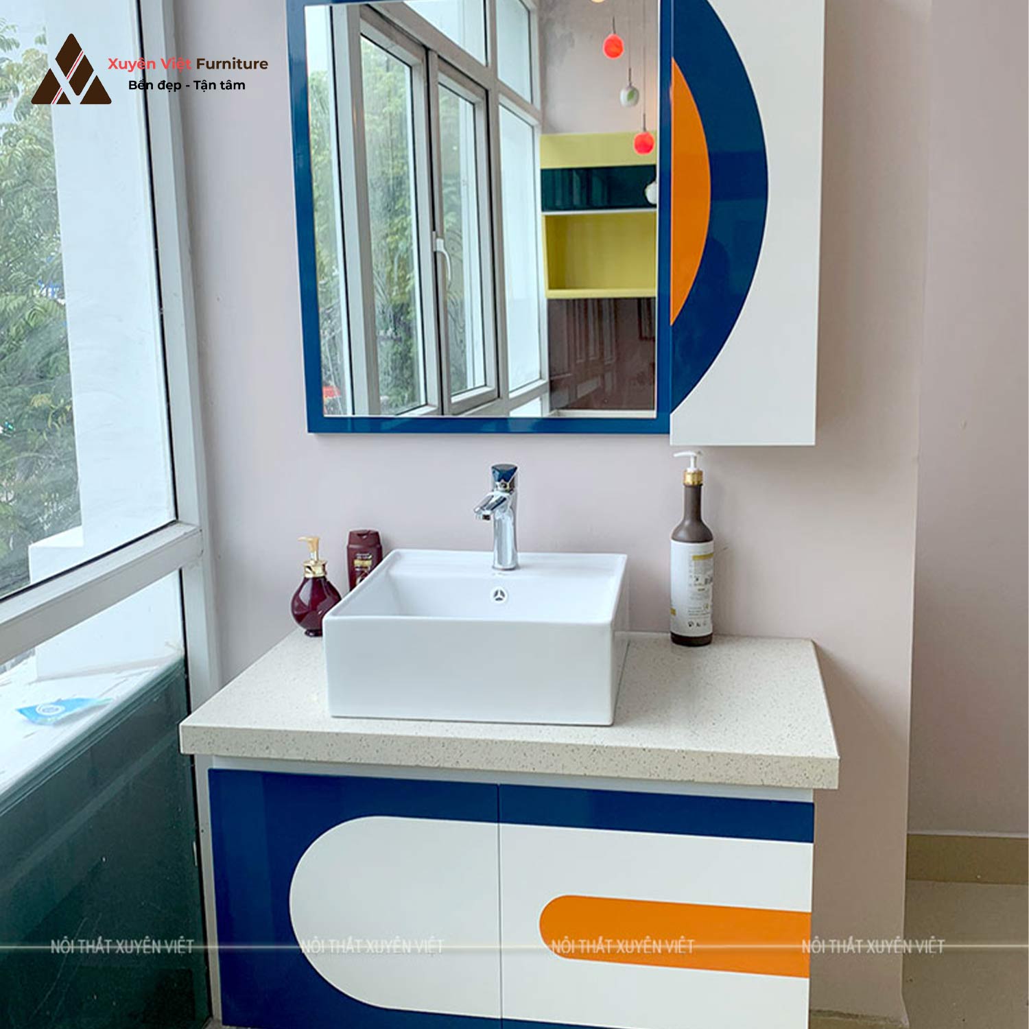 Hình ảnh bộ tủ lavabo treo tường đa sắc màu LBK4014 hiện đang được bày bán sẵn tại showroom Xuyên Việt