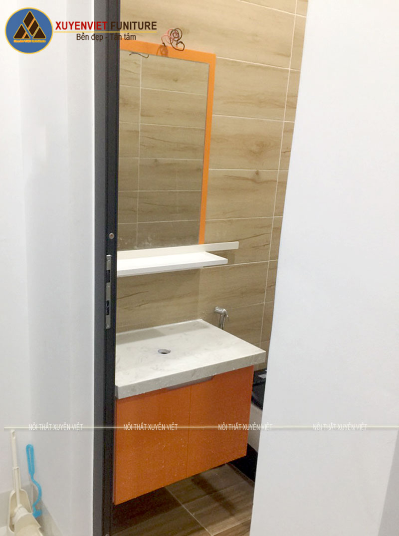 Hình ảnh thực tế bộ tủ lavabo treo tường XVL745 cho phòng tắm thứ nhất nhà chị Hiền sau khi Xuyên Việt thi công lắp đặt xong