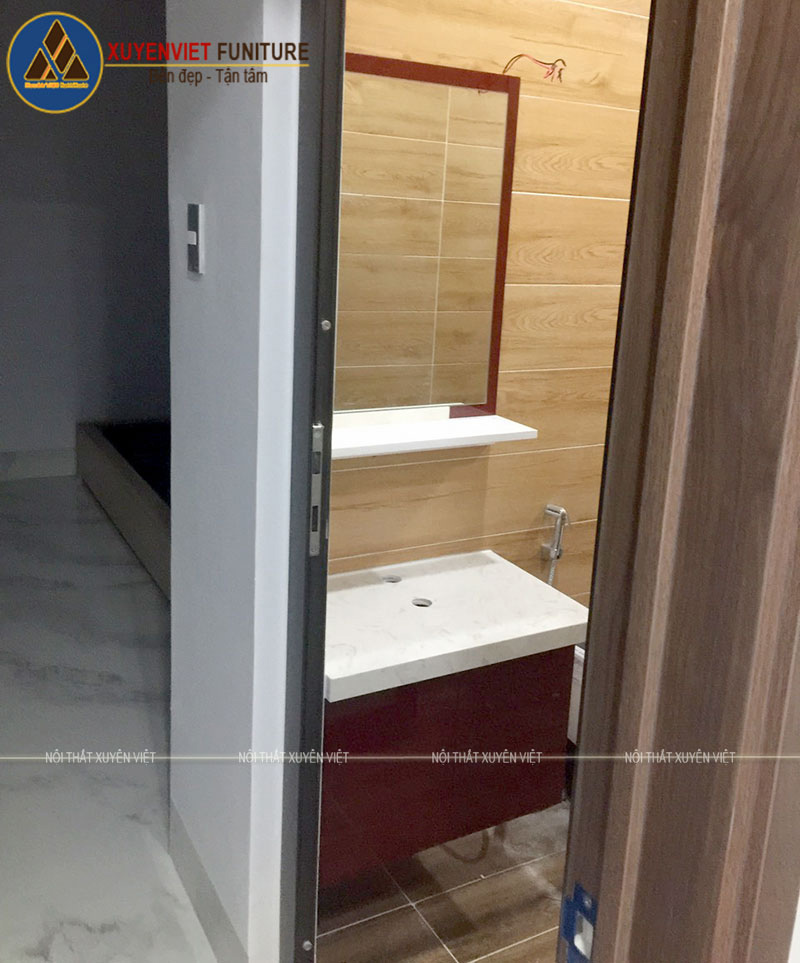 Hình ảnh thực tế bộ tủ lavabo treo tường XVL745 cho phòng tắm thứ hai nhà chị Hiền sau khi Xuyên Việt thi công lắp đặt xong