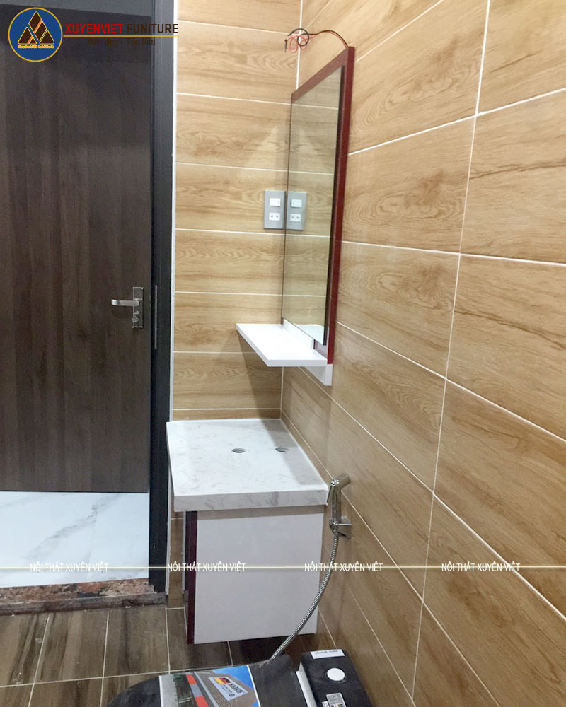 Bộ tủ lavabo treo tường XVL745 cho phòng tắm thứ hai nhà chị Hiền mang tông màu đỏ đun đầy nổi bật