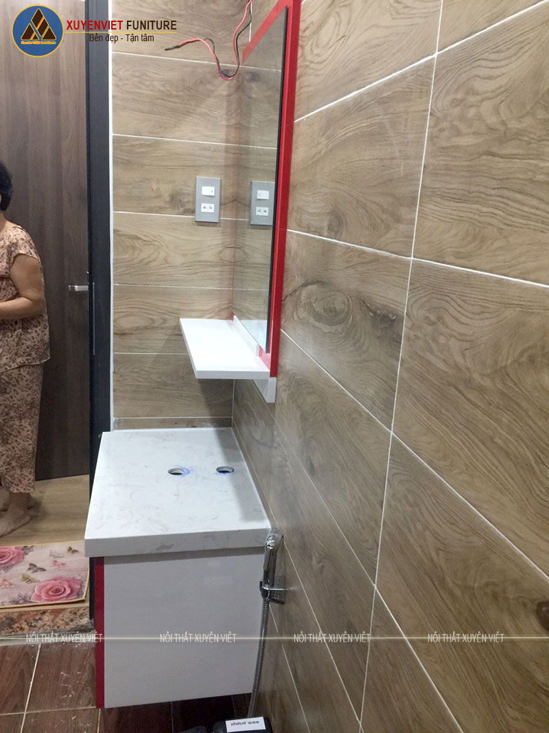 Bộ tủ lavabo treo tường XVL745 cho phòng tắm thứ ba nhà chị Hiền mang tông màu đỏ tươi trẻ trung bắt mắt