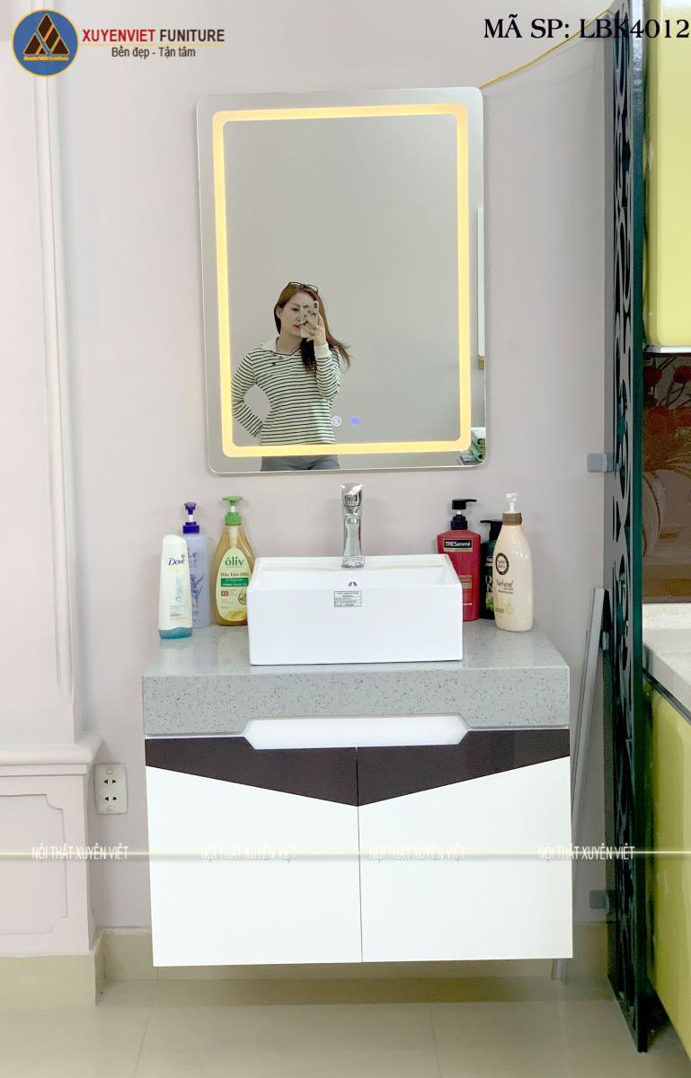 Hình ảnh bộ tủ lavabo treo tường kết hợp hệ gương có đèn led LBK4012 hiện đang được bày bán sẵn tại showroom Xuyên Việt