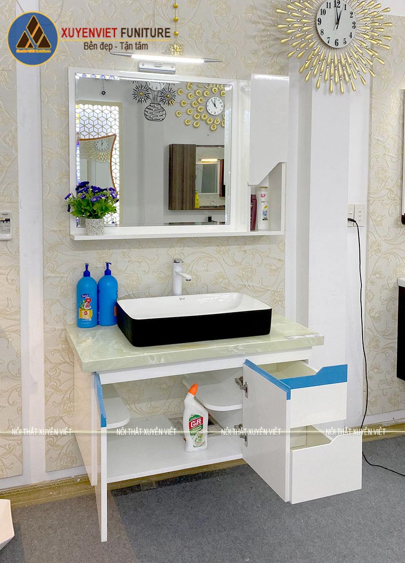 Hình ảnh mẫu tủ nhựa nhà vệ sinh hiện đại đa năng LBK245S được bày bán tại showroom Xuyên Việt