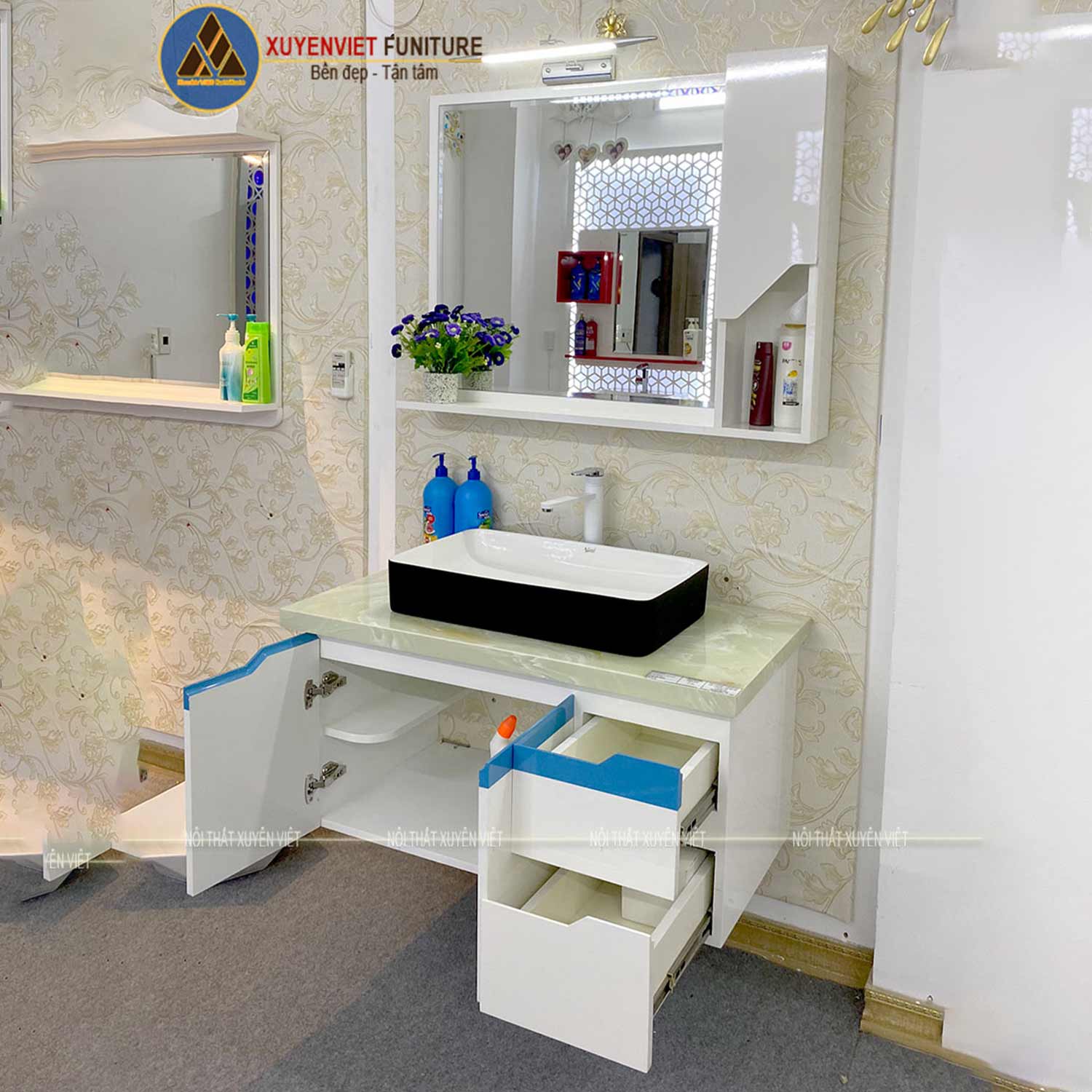 Hình ảnh mẫu tủ nhựa nhà vệ sinh hiện đại đa năng LBK245S được bày bán tại showroom Xuyên Việt